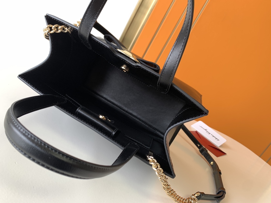 フェラガモ「Ferragamo」トリフォリオ ショルダーバッグ