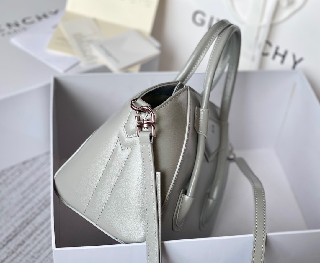 ジバンシィ「Givenchy」スモール アンティゴナ ボックスレザー バッグ