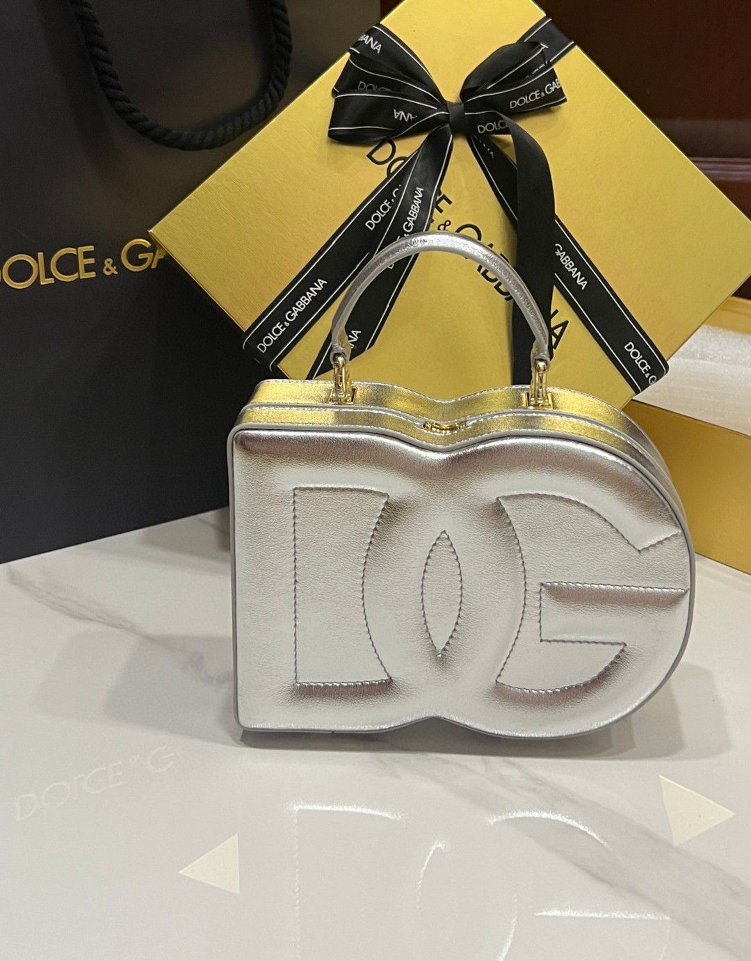 ドルチェ・アンド・ガッバーナ「D&G」 シルバーレザー ボックストップハンドルバッグ