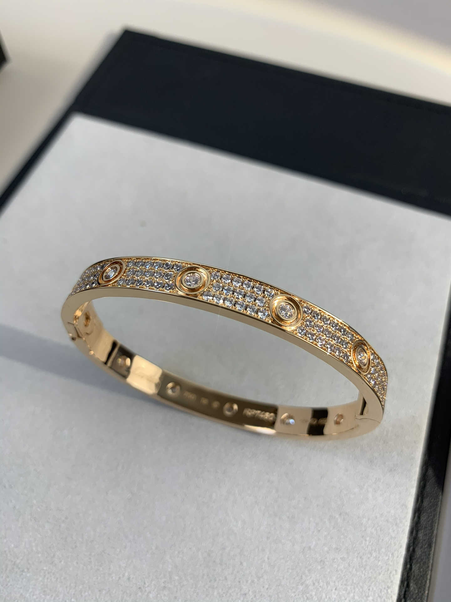 カルティエ「Cartier」ラブ ワイド ダイヤモンド ブレスレット