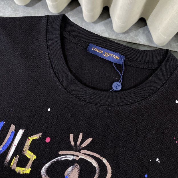 ルイ・ヴィトン「Louis Vuitton」 2025 コスモグラフィティ スプレーアート プリント クルーネックTシャツ（メンズ）