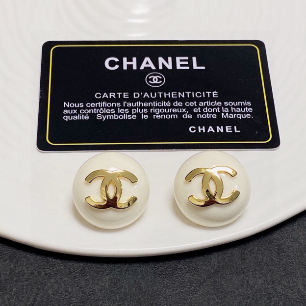 シャネル「Chanel」ピュアホワイト スタッドピアス