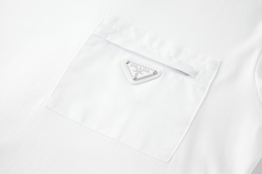 プラダ「Prada」 フロントジッパーポケット ショートスリーブTシャツ