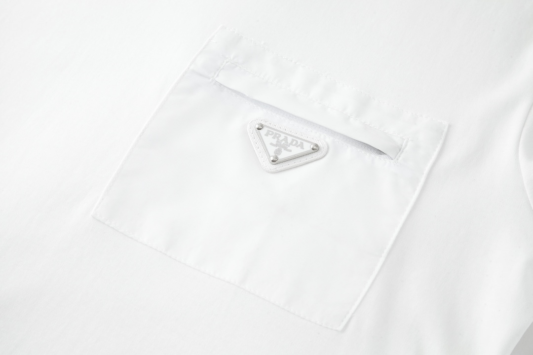 プラダ「Prada」 フロントジッパーポケット ショートスリーブTシャツ
