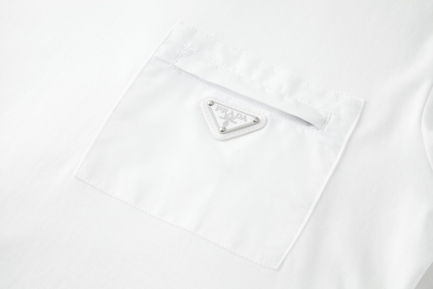 プラダ「Prada」 フロントジッパーポケット ショートスリーブTシャツ