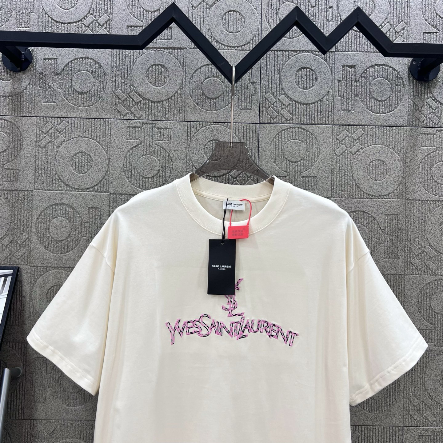 サンローラン「Saint Laurent」マルチカラー 3D刺繍ロゴ Tシャツ