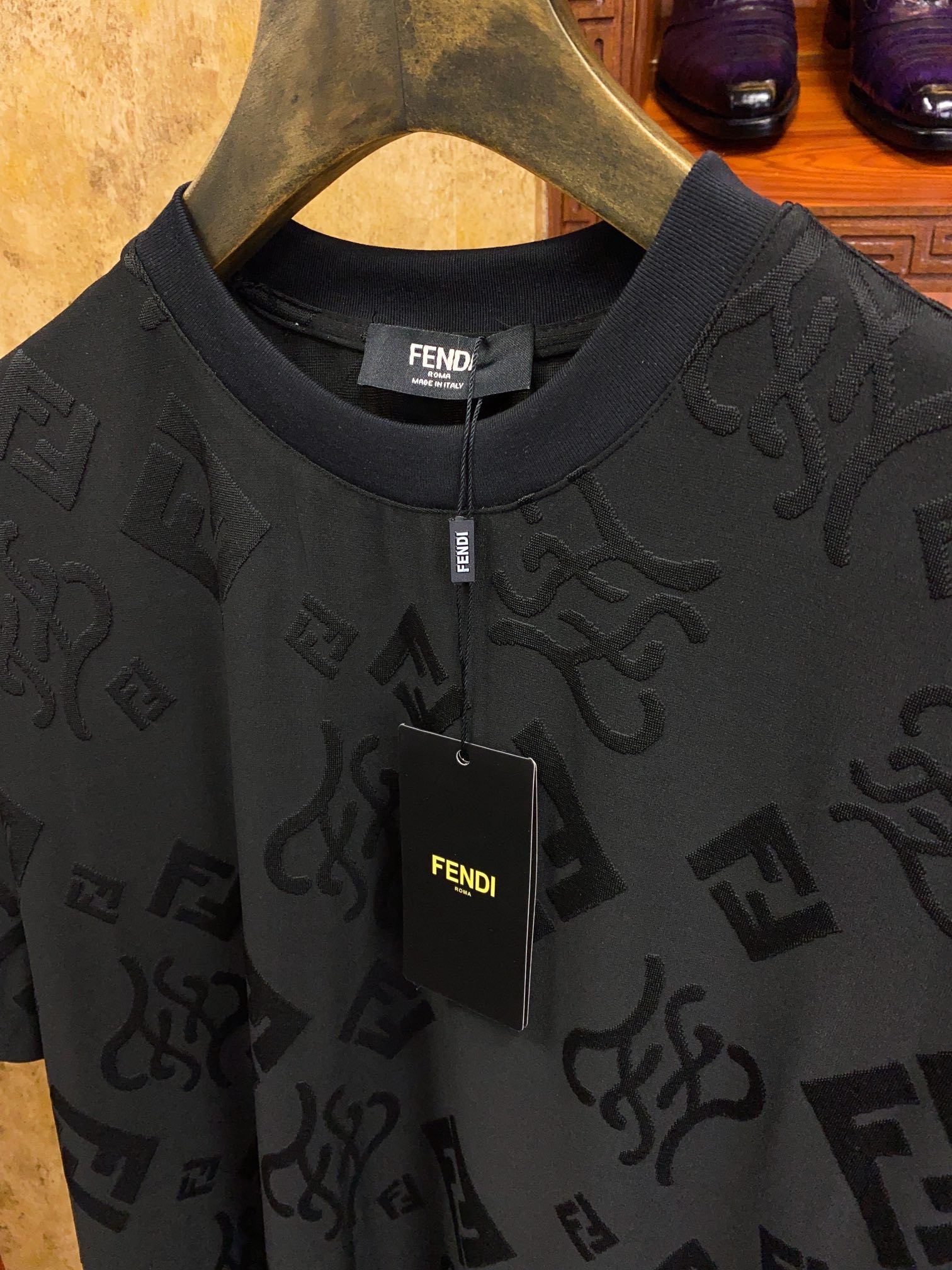 フェンディ「Fendi」エンボス刺繍ロゴ ショートスリーブTシャツ