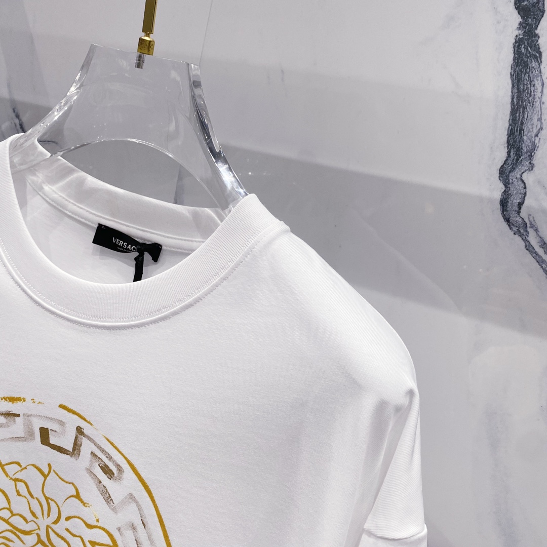 ヴェルサーチ「Versace」クルーネックTシャツ レトロゴールドグラフィティロゴプリント