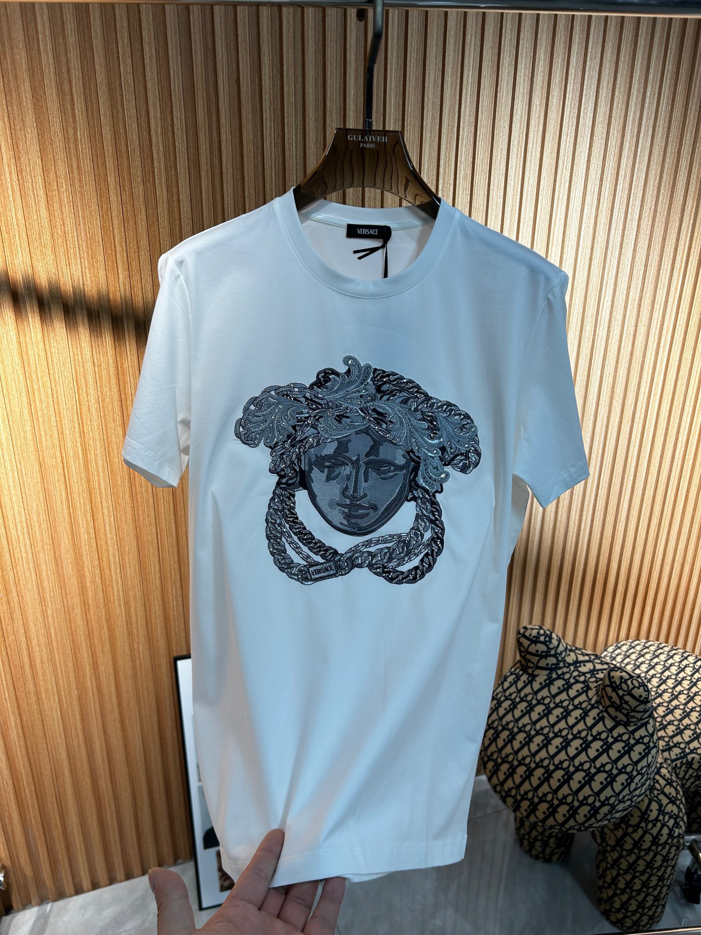 ヴェルサーチ「Versace」2025SS メドゥーサ スワロフスキー刺繍Tシャツ