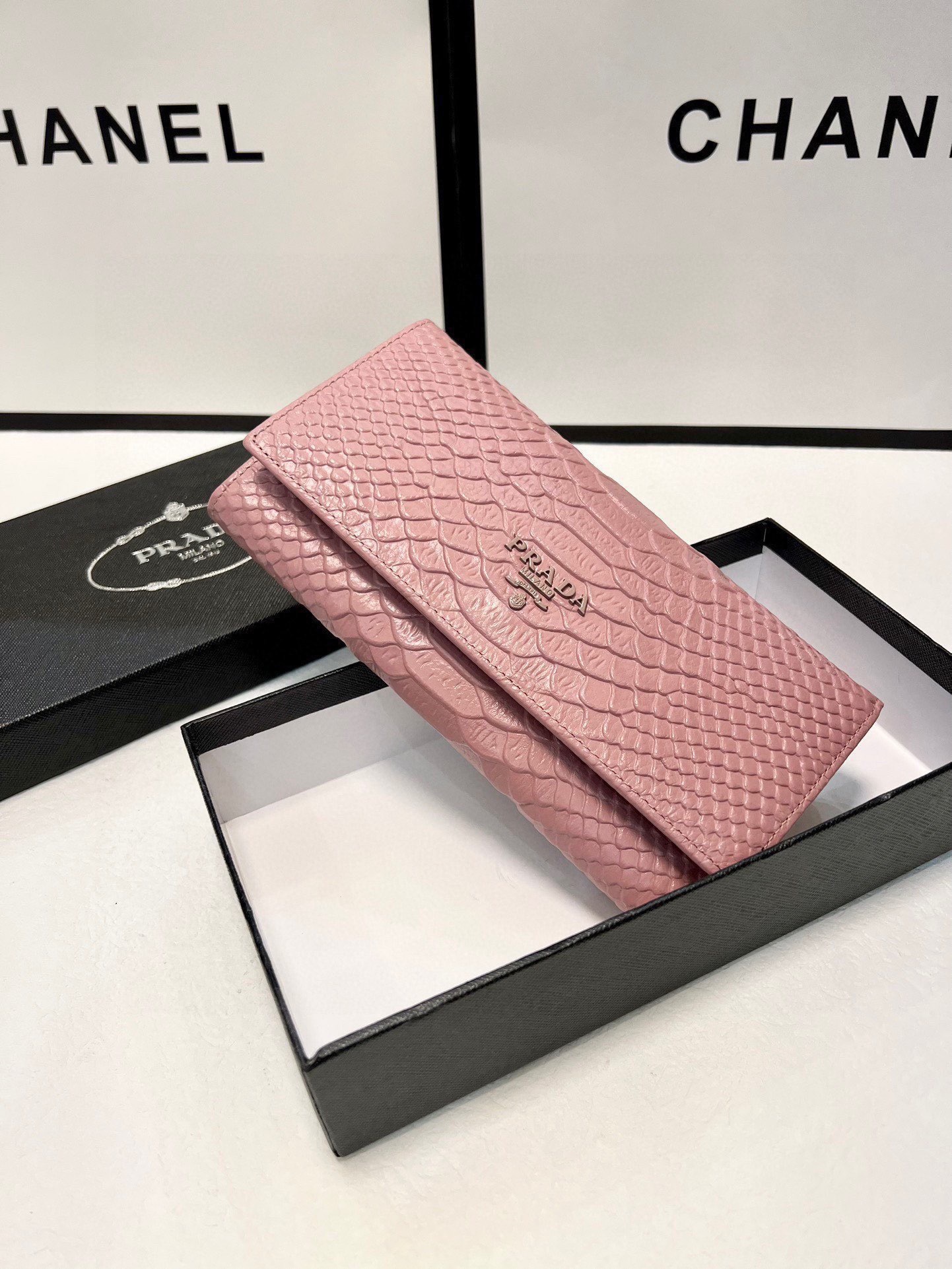 プラダ(Prada) レディース財布 2色