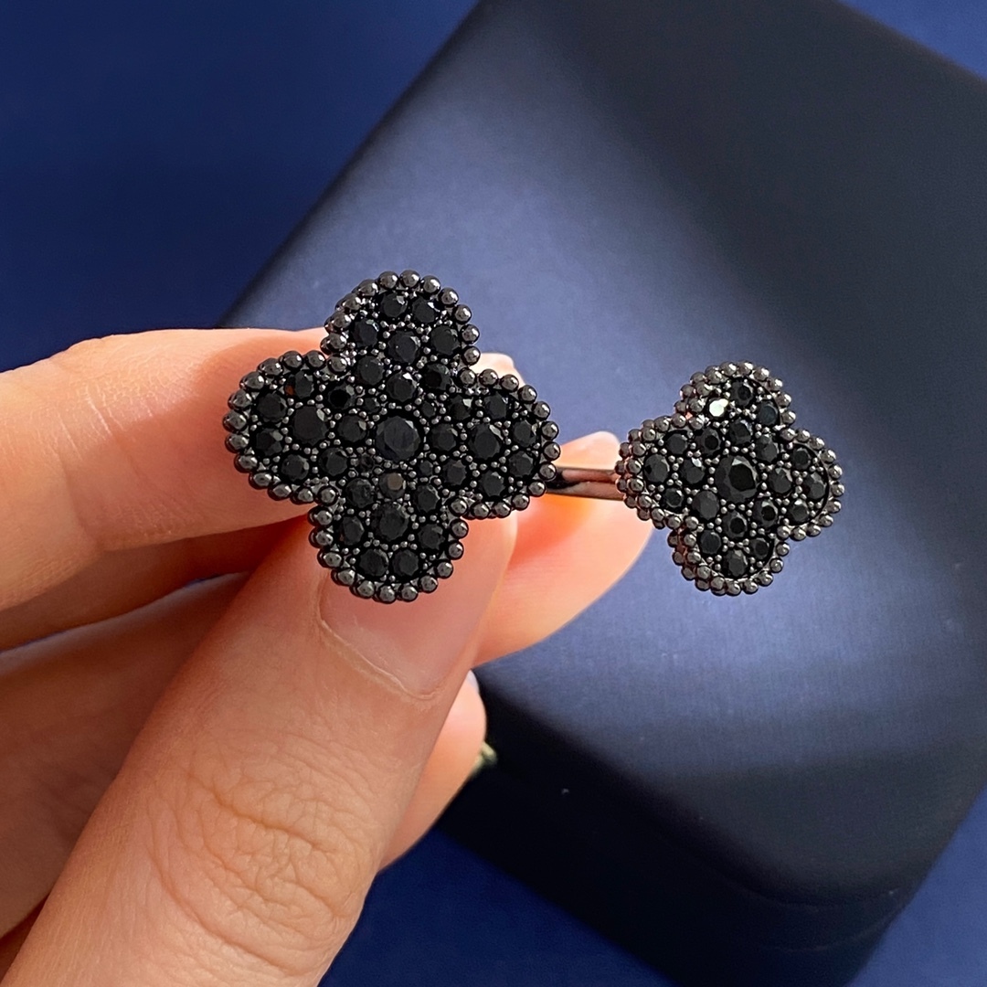 ヴァン クリーフ＆アーペル「Van Cleef & Arpels」ブラックダイヤモンド ダブルフラワー オープンリング