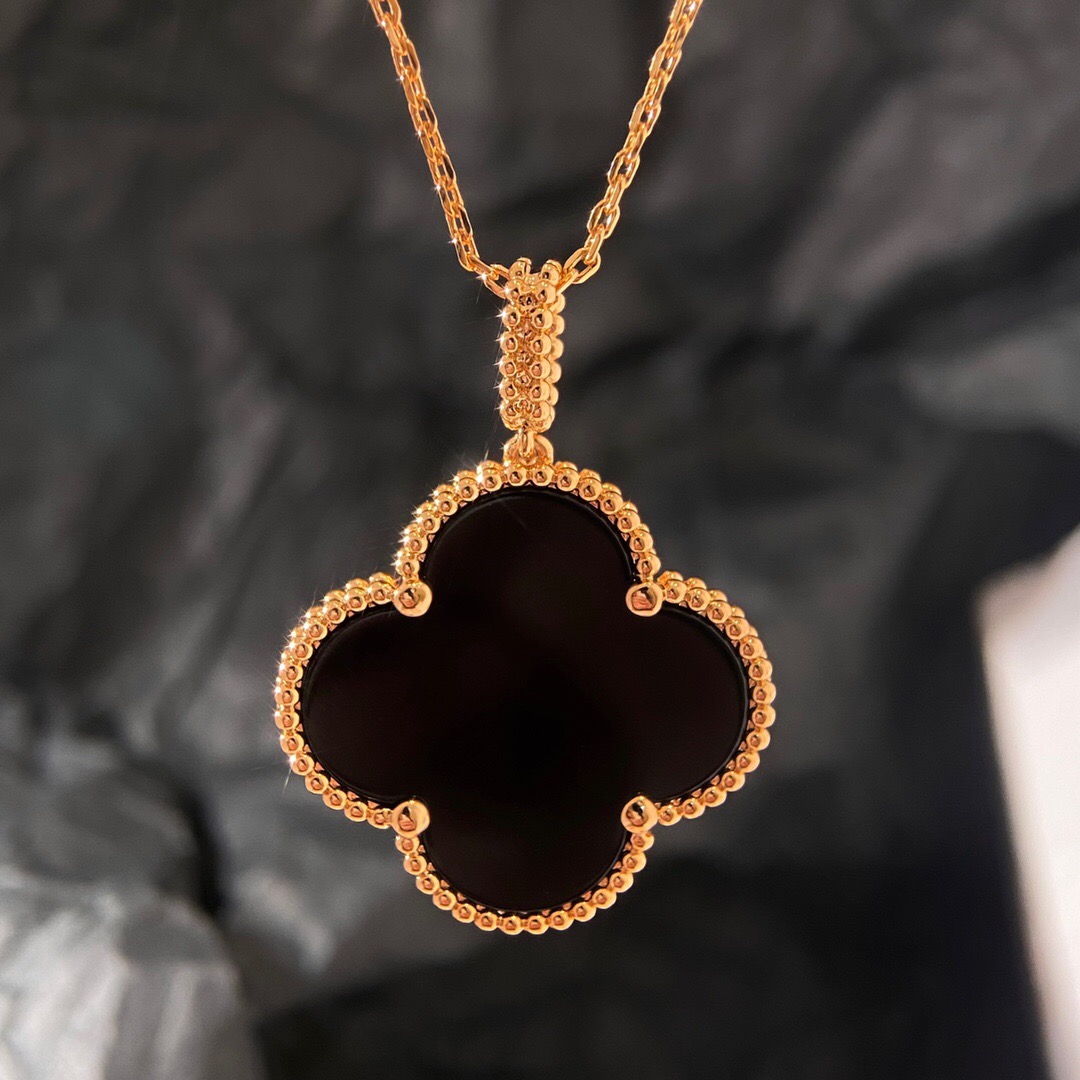 ヴァン クリーフ＆アーペル「Van Cleef & Arpels」 Vintage Alhambra ブラックオニキス 四つ葉 ペンダント直径2.5 cm、チェーン長90 cm