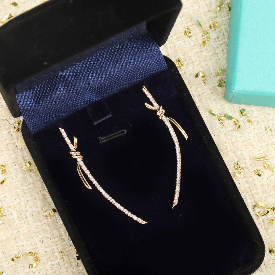 ティファニー「Tiffany & Co.」 Knot ダイヤモンドスタッドピアス