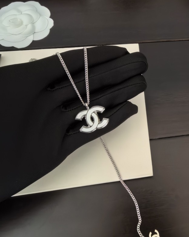 シャネル「Chanel」  最新プラチナトーン＆ホワイトCCロゴネックレス
