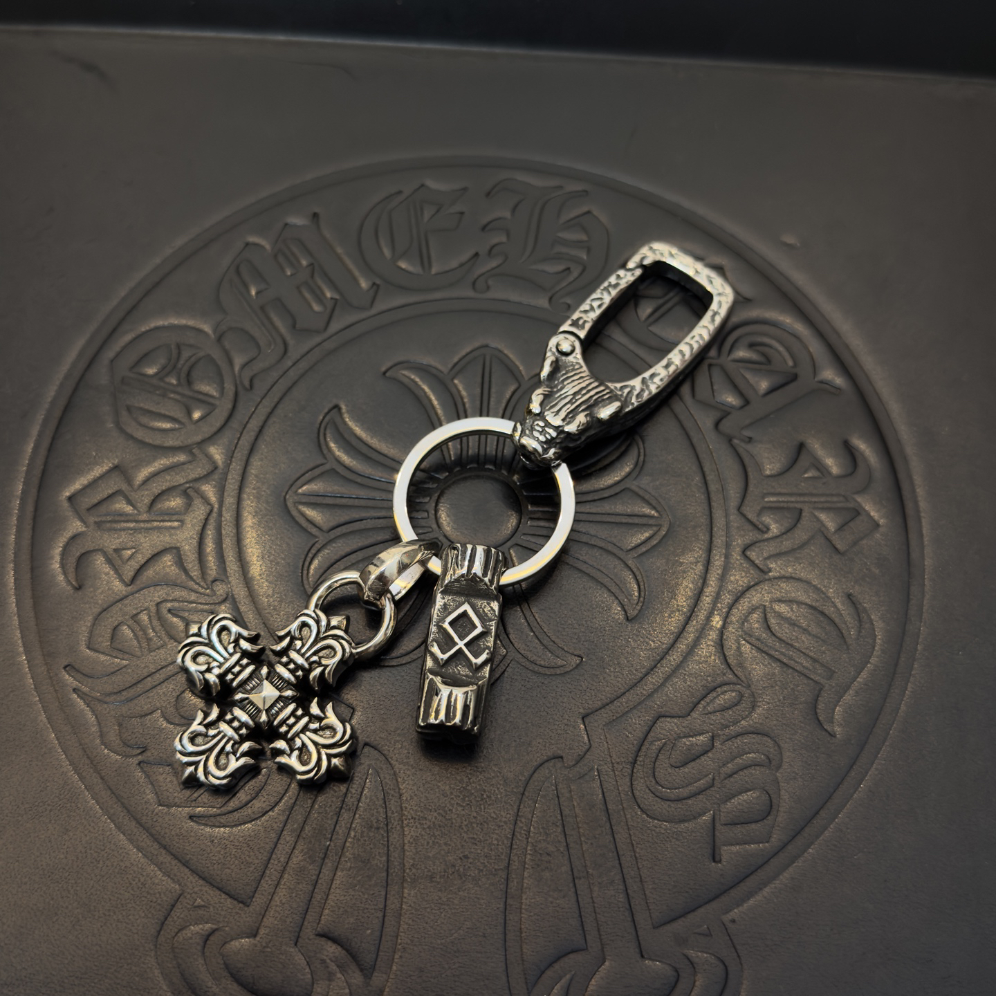 クロムハーツ「Chrome Hearts」クロスペンダントキーホルダー - 精巧なハンドメイド、アンティークシルバー彫刻、ヴィンテージパンクスタイル