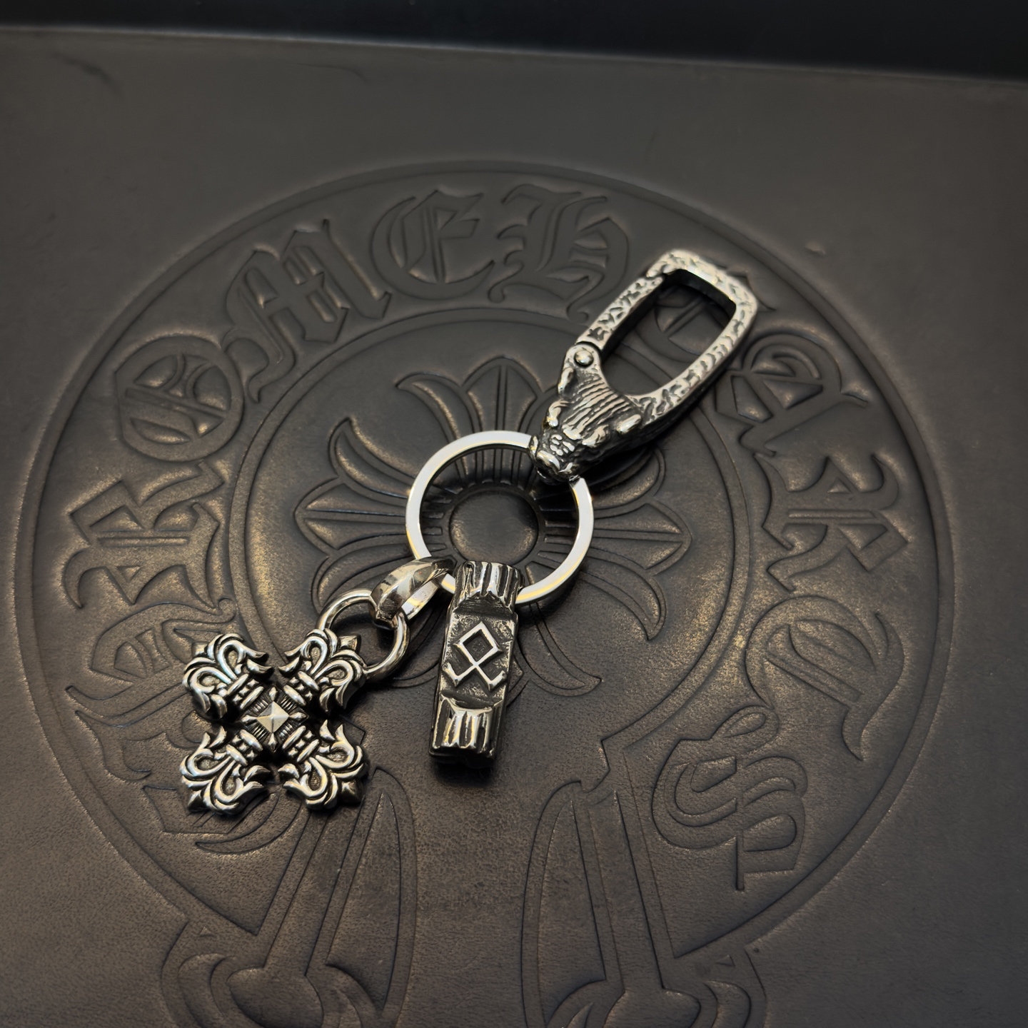 クロムハーツ「Chrome Hearts」クロスペンダントキーホルダー - 精巧なハンドメイド、アンティークシルバー彫刻、ヴィンテージパンクスタイル