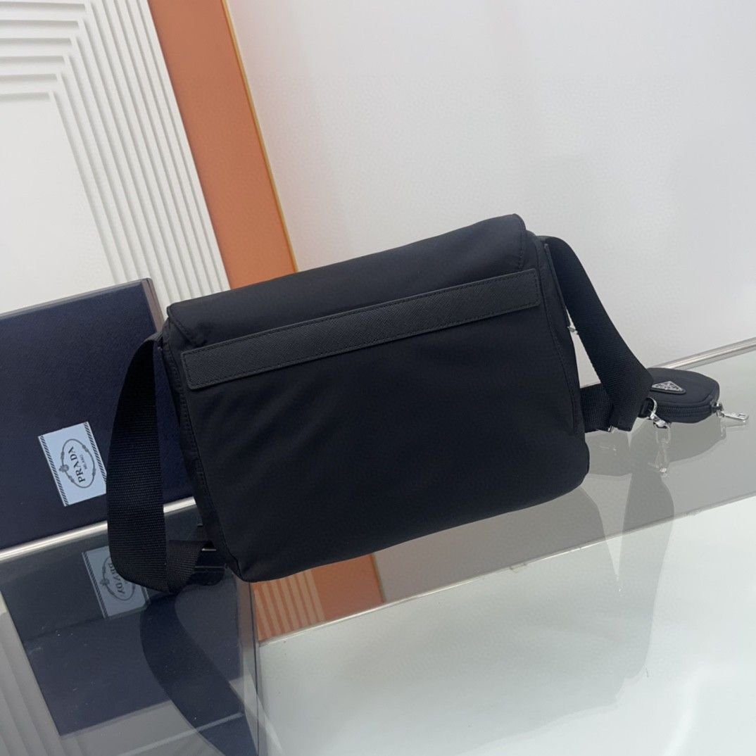 プラダ「Prada」サフィアーノ レザー メッセンジャーバッグ