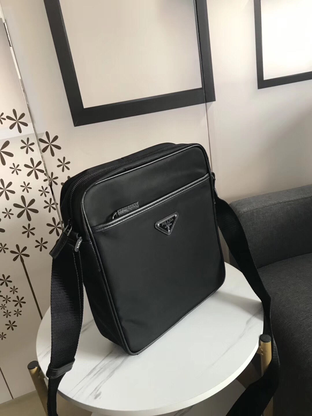 プラダ「Prada」パラシュートメッセンジャーバッグ