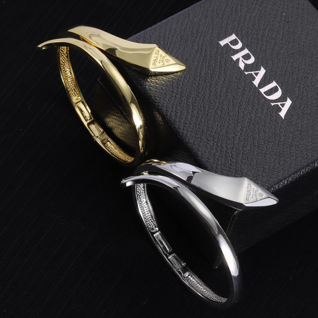 プラダ「Prada」プラダ アシンメトリー メタル ブレスレット