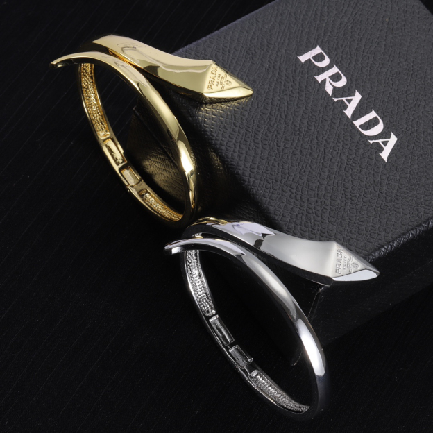 プラダ「Prada」プラダ アシンメトリー メタル ブレスレット