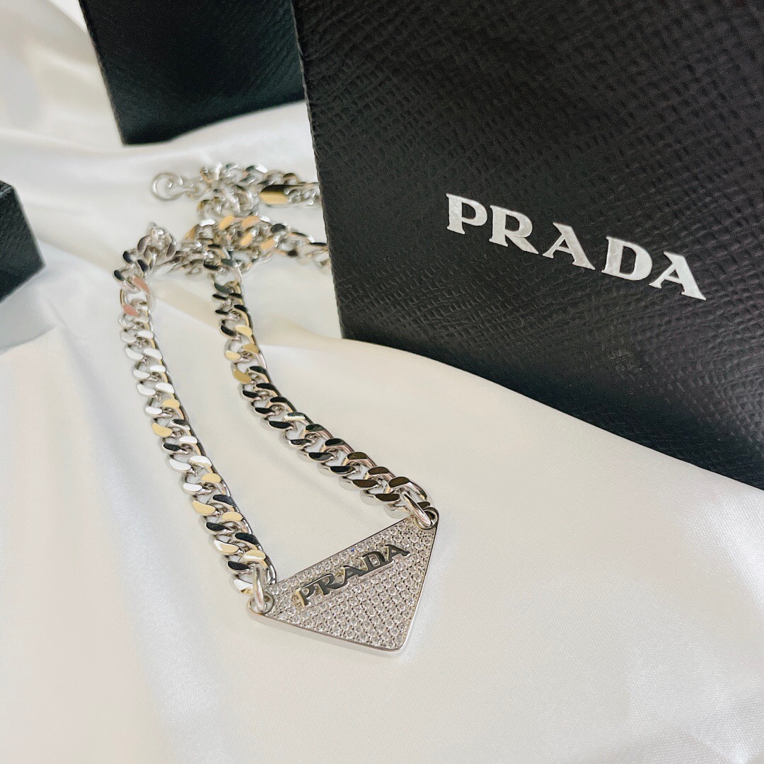 プラダ「Prada」Eternal Gold フルダイヤモンドトライアングルネックレス