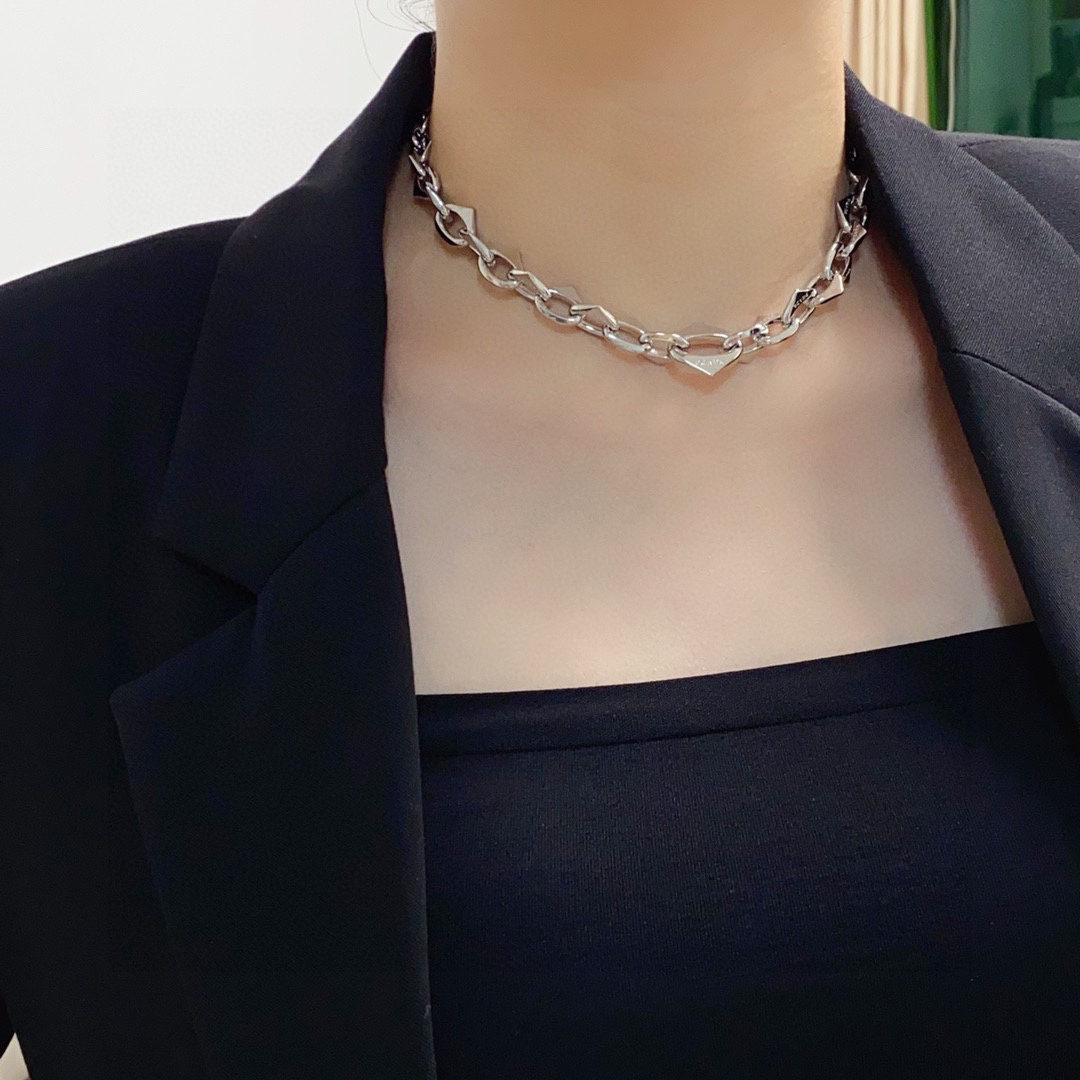プラダ「Prada」 Symbole トライアングルチェーンネックレス