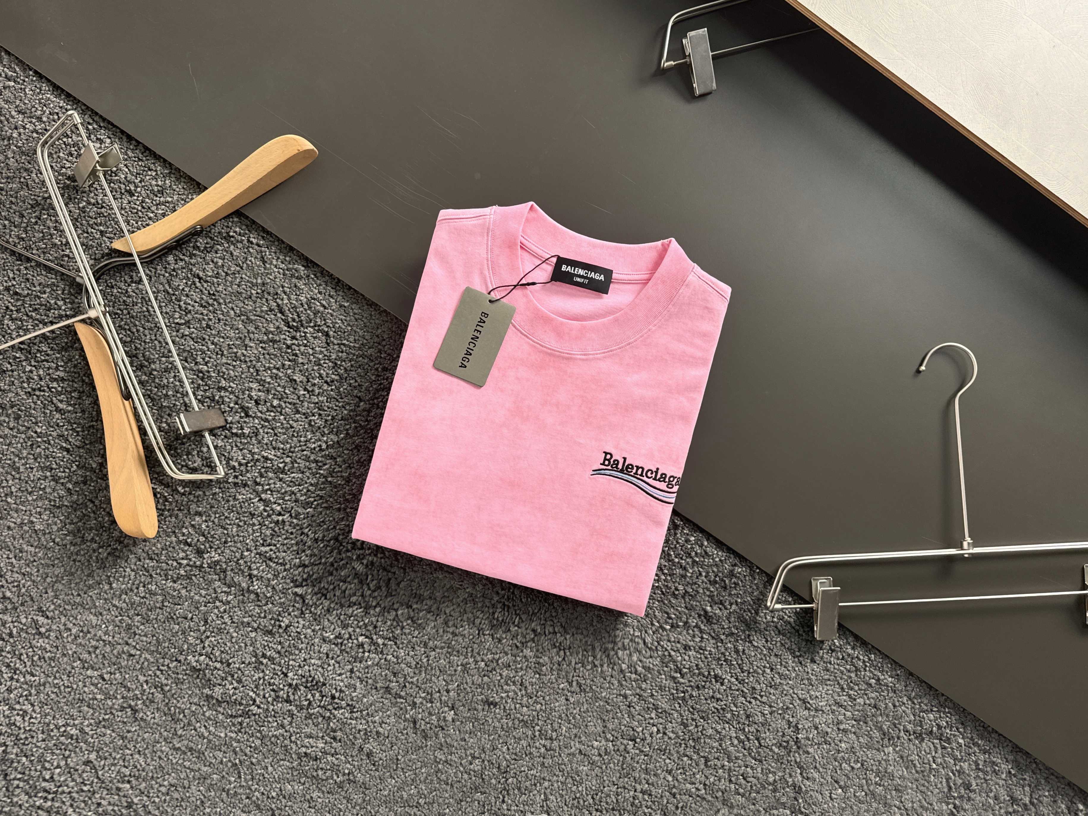 バレンシアガ「Balenciaga」ウェーブ コーラ レター エンブロイダリー Tシャツ