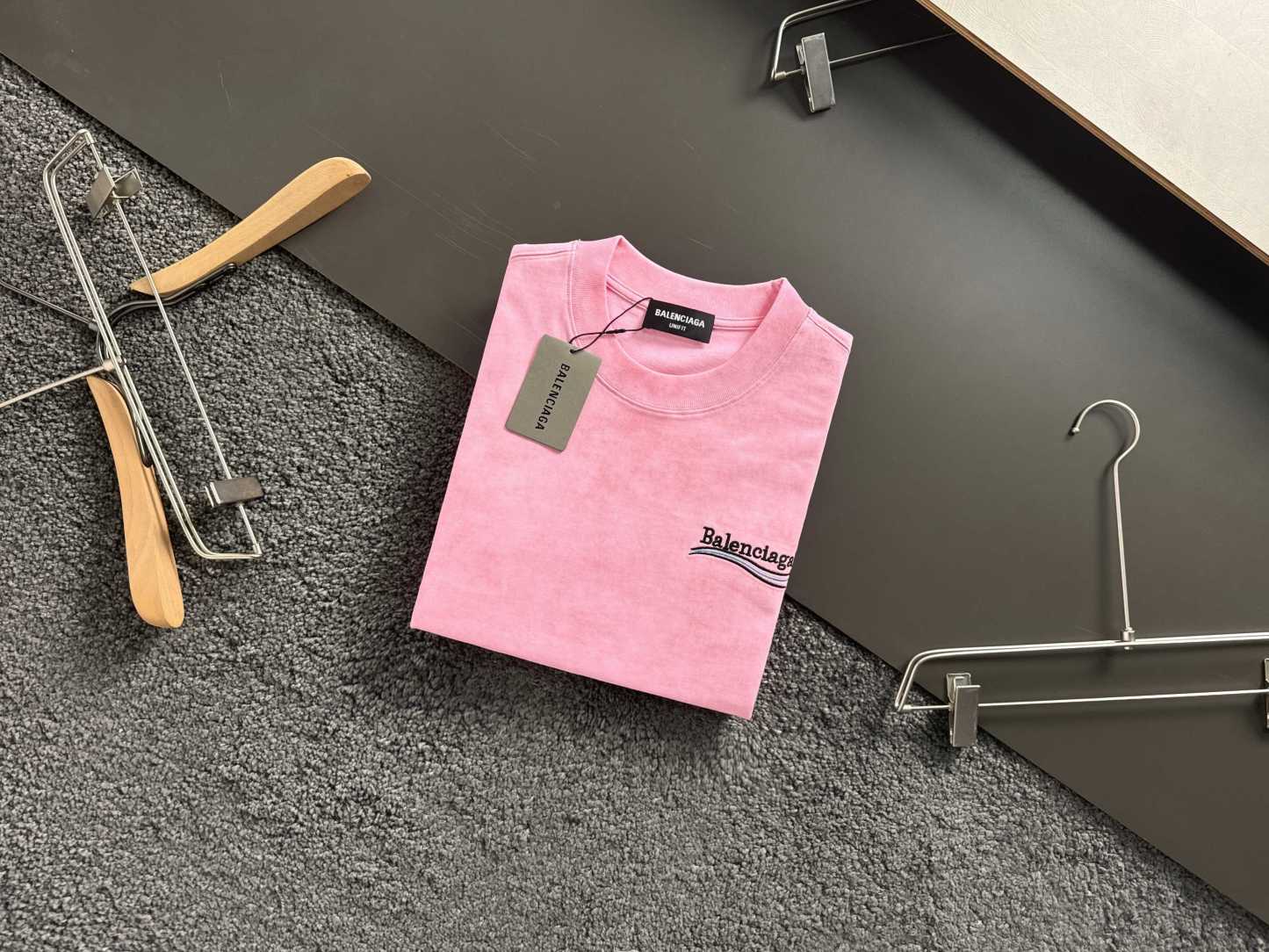 バレンシアガ「Balenciaga」ウェーブ コーラ レター エンブロイダリー Tシャツ