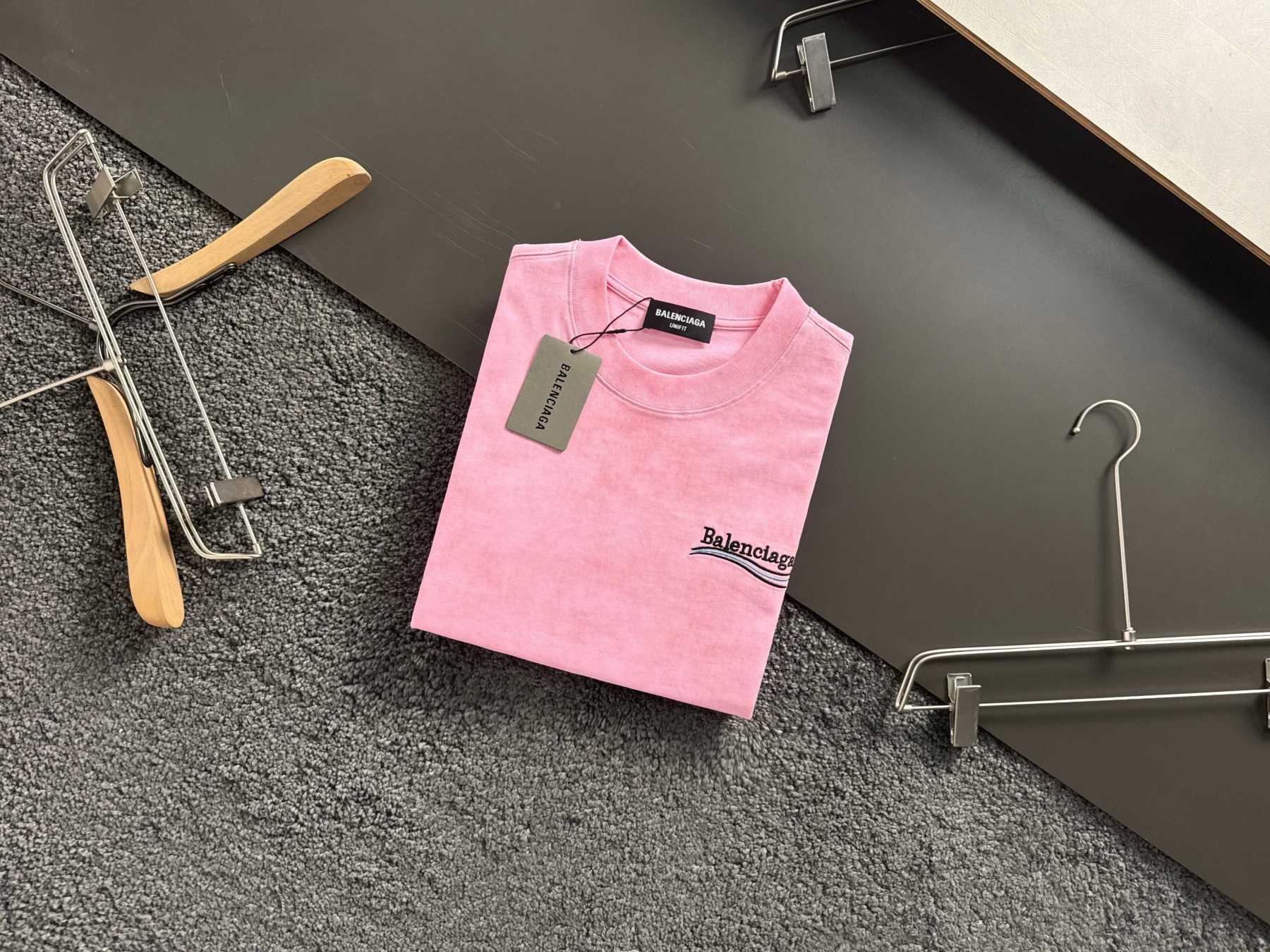 バレンシアガ「Balenciaga」ウェーブ コーラ レター エンブロイダリー Tシャツ