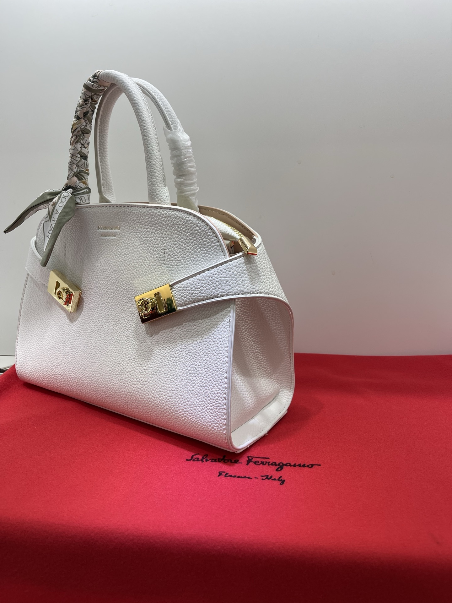 フェラガモ「Ferragamo」Hug ミニショルダーバッグ