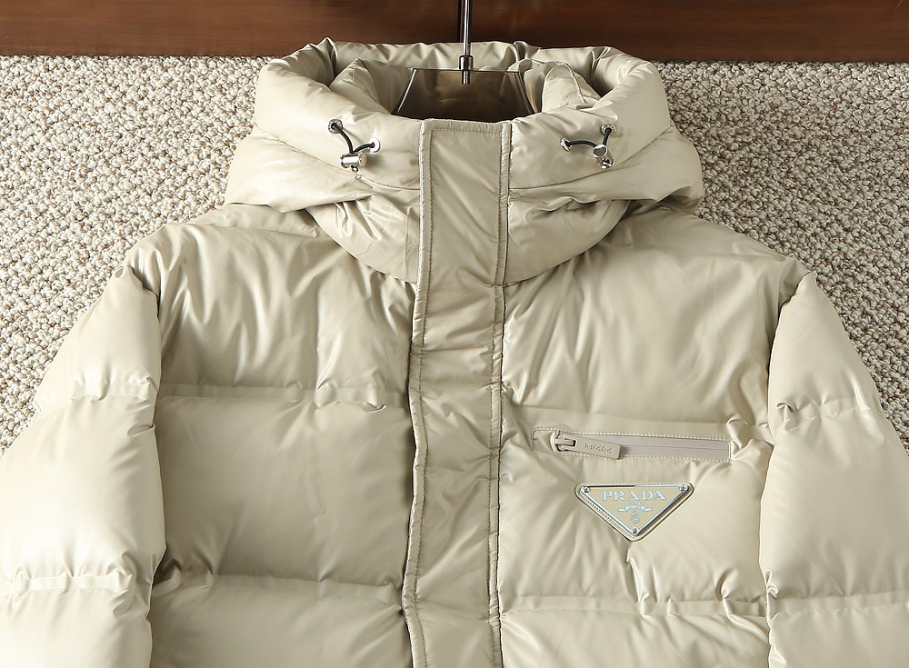 プラダ「Prada」冬季新作フード付きダウンジャケット 男女兼用