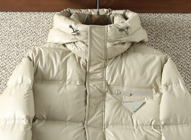 プラダ「Prada」冬季新作フード付きダウンジャケット 男女兼用