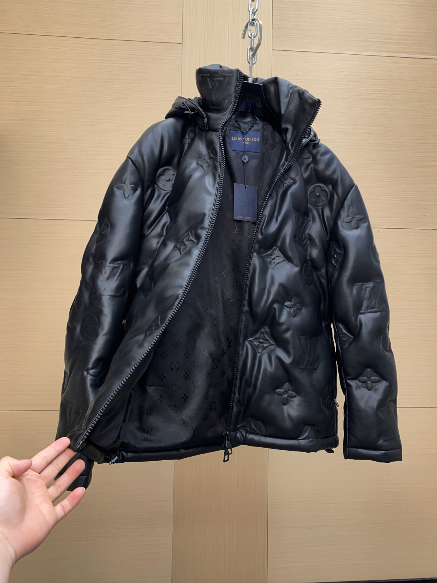 ルイ・ヴィトン「Louis Vuitton」秋冬新作 浮き彫りエンボス加工フード付きレザージャケット