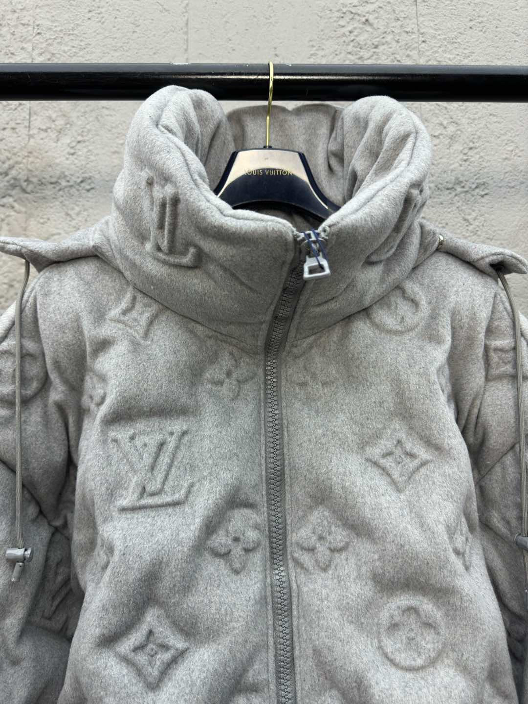 ルイ・ヴィトン「Louis Vuitton」MONOGRAM 浮き彫りエンボス加工ダウンジャケット