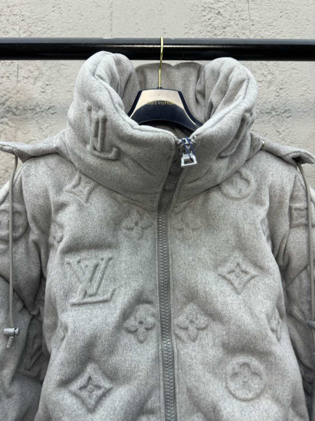 ルイ・ヴィトン「Louis Vuitton」MONOGRAM 浮き彫りエンボス加工ダウンジャケット