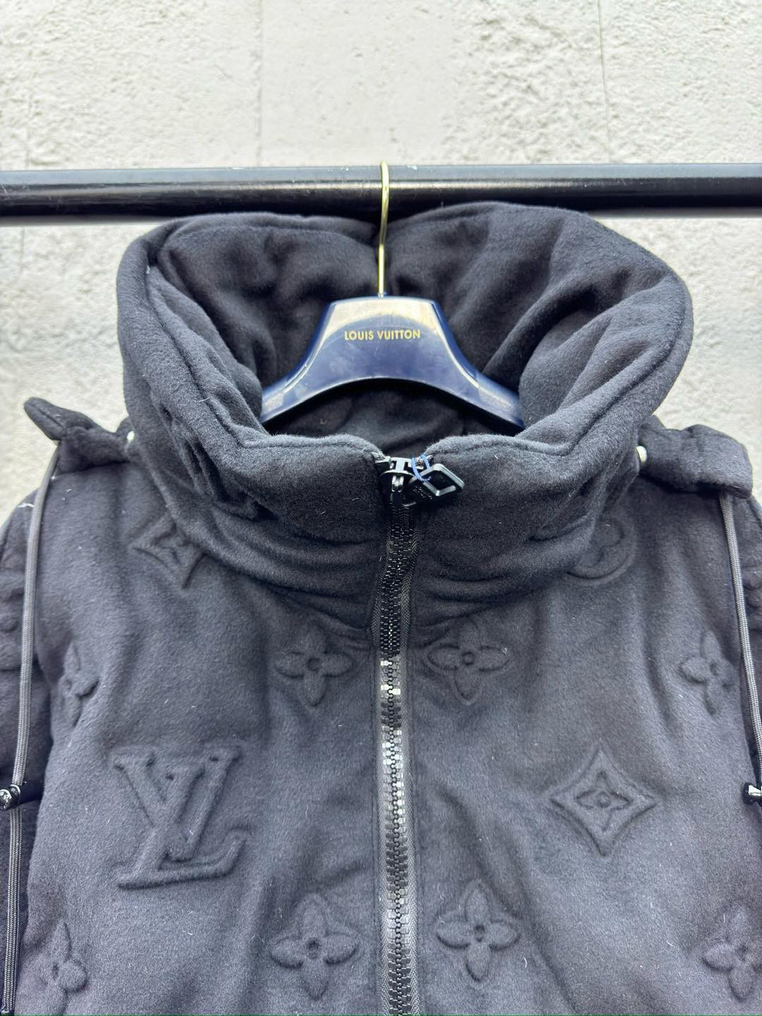 ルイ・ヴィトン「Louis Vuitton」MONOGRAM 浮き彫りエンボス加工ダウンジャケット