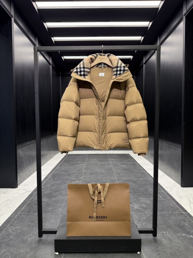 バーバリー「Burberry」クラシックウールチェックカラーナイロンダウンジャケット