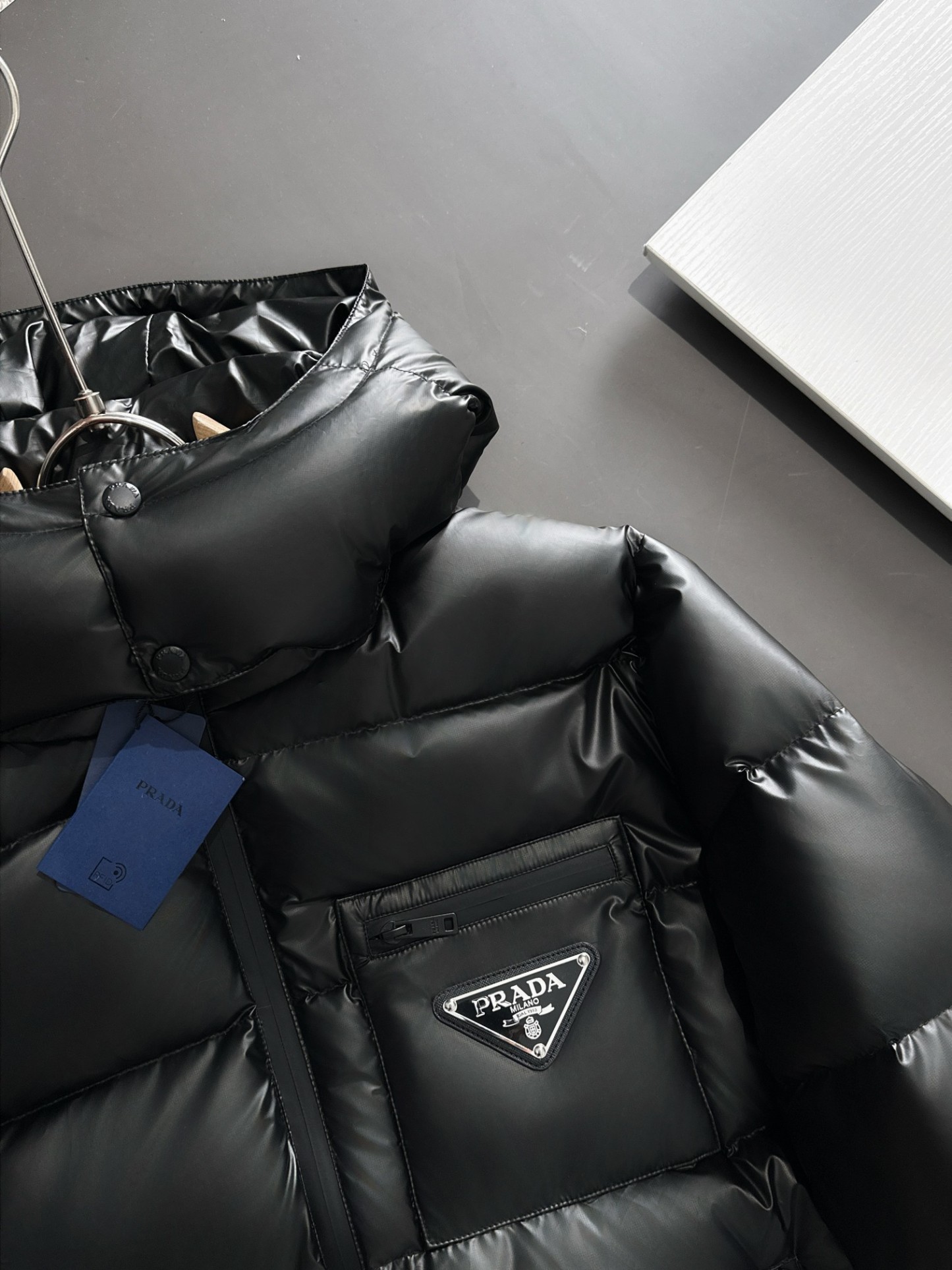 プラダ「Prada」人気爆発のファッション＆防寒ショートダウンジャケット