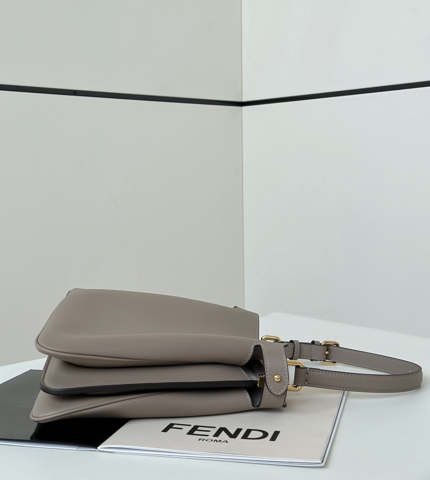 フェンディ「Fendi」PEEKABOO ミディアム ハンドバッグ