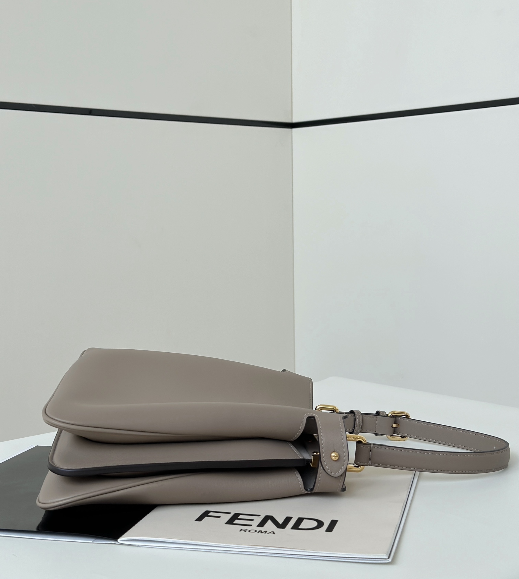 フェンディ「Fendi」PEEKABOO ミディアム ハンドバッグ