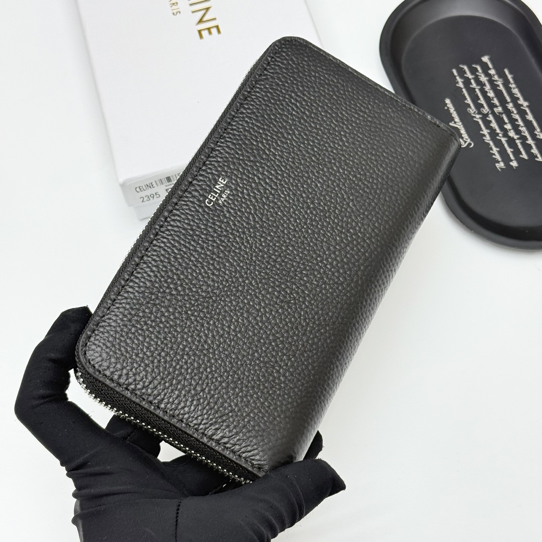 セリーヌ「Celine」TRIOMPHE CUIR ラージジップウォレット