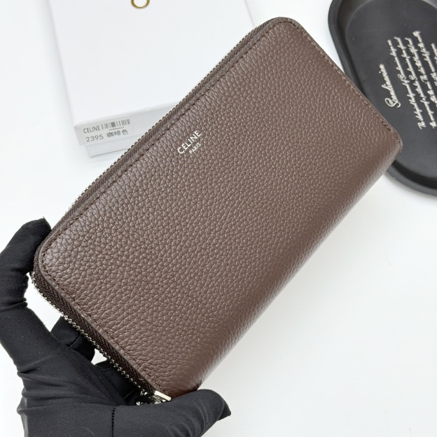 セリーヌ「Celine」TRIOMPHE CUIR ラージジップウォレット