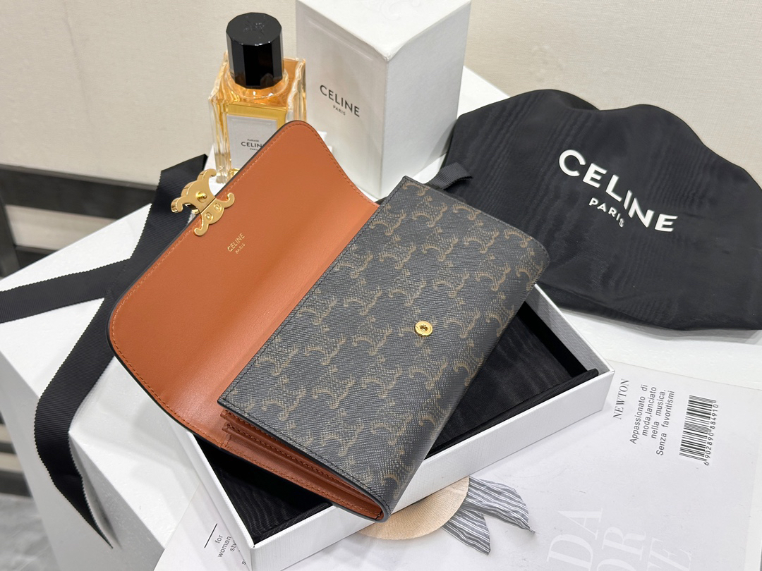 セリーヌ「Celine」TRIOMPHE CUIR ラージジップウォレット