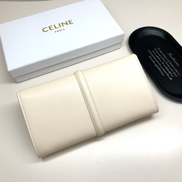 セリーヌ「Celine」TRIOMPHE CUIR ラージジップウォレット