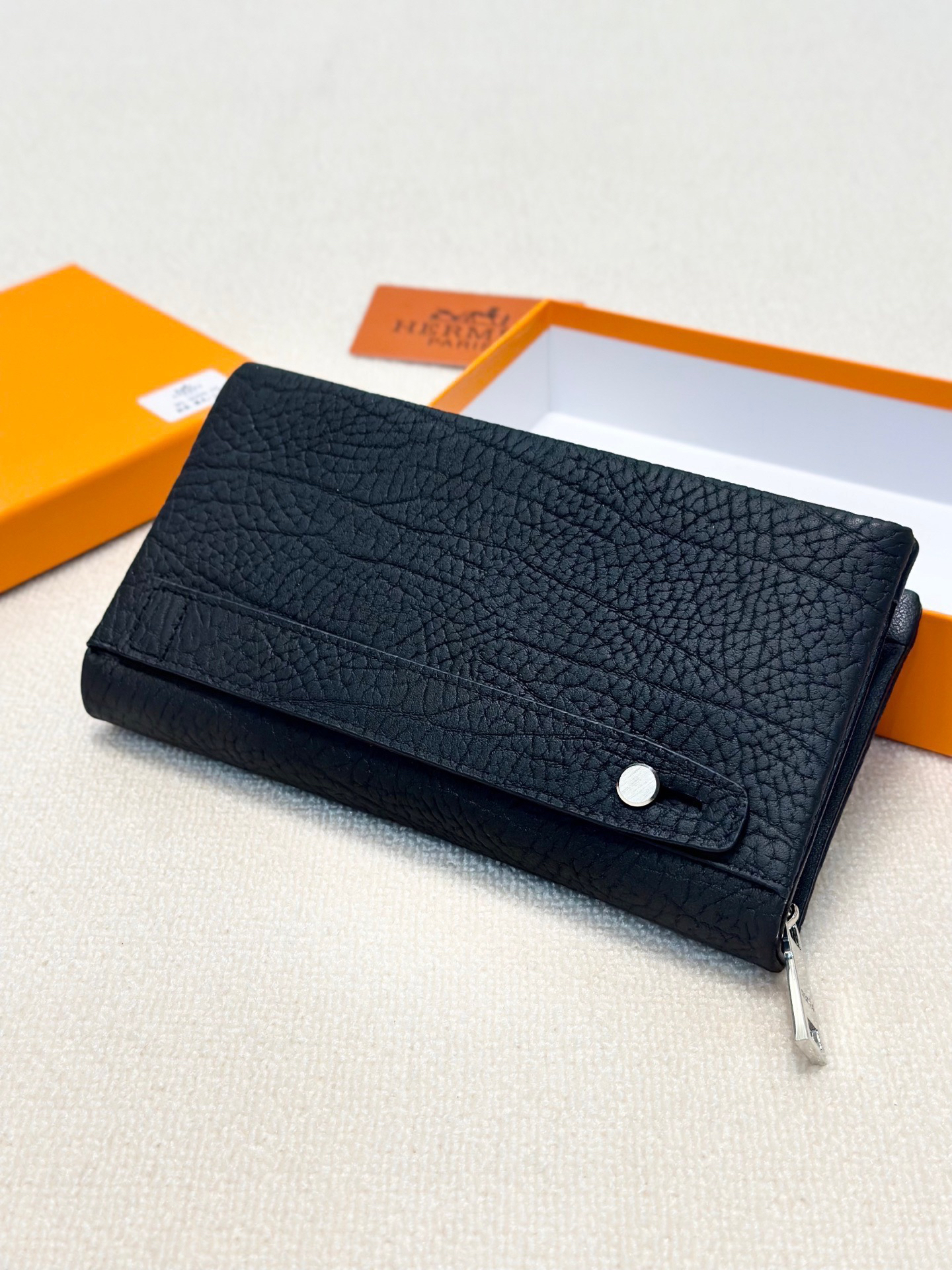 エルメス「Hermès」男性必須の大型ファスナー財布