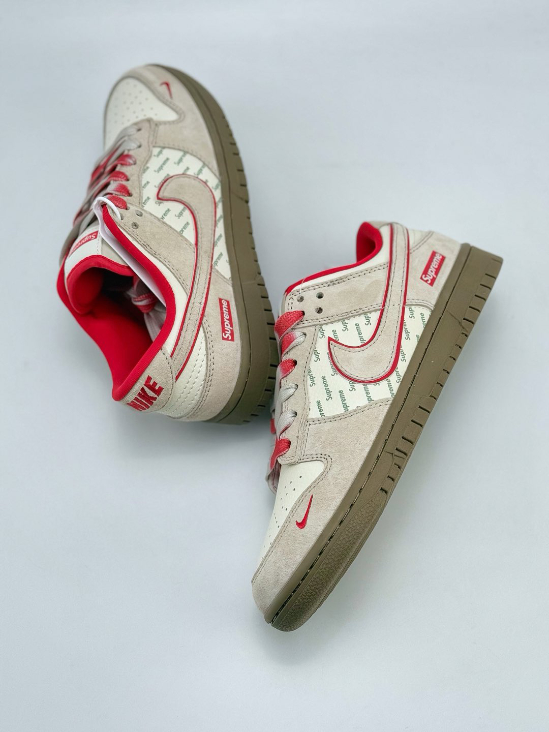 「コラボモデル」Supreme x Nike SB Dunk Low スニーカー