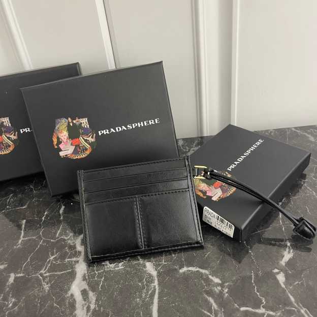 プラダ「Prada」レザーカルディケース