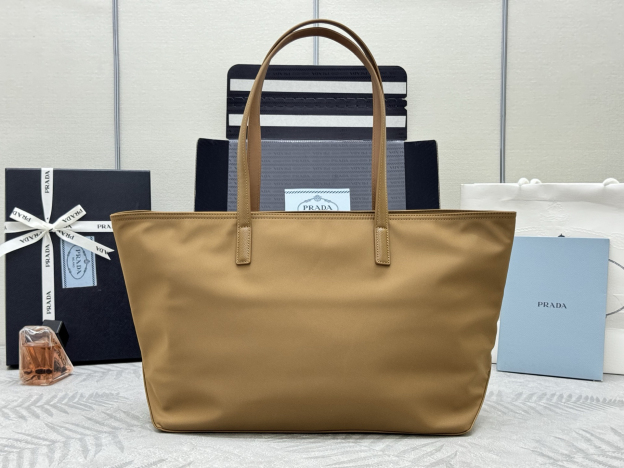 プラダ「Prada」リジェネレーテッドナイロントートバッグ