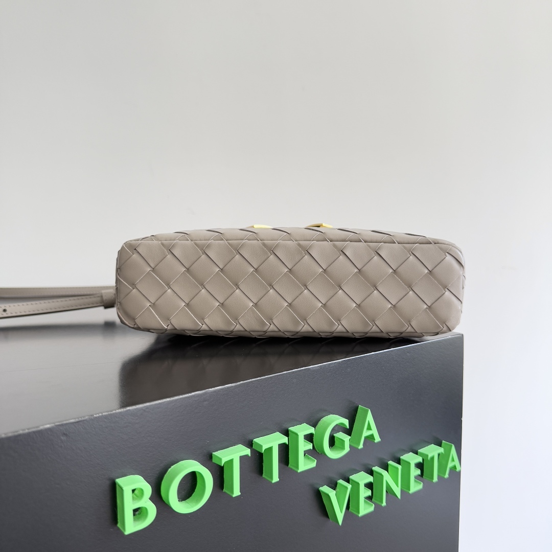 ボッテガ・ヴェネタ「Bottega Veneta」スエード イントレチャート ジップポーチ
