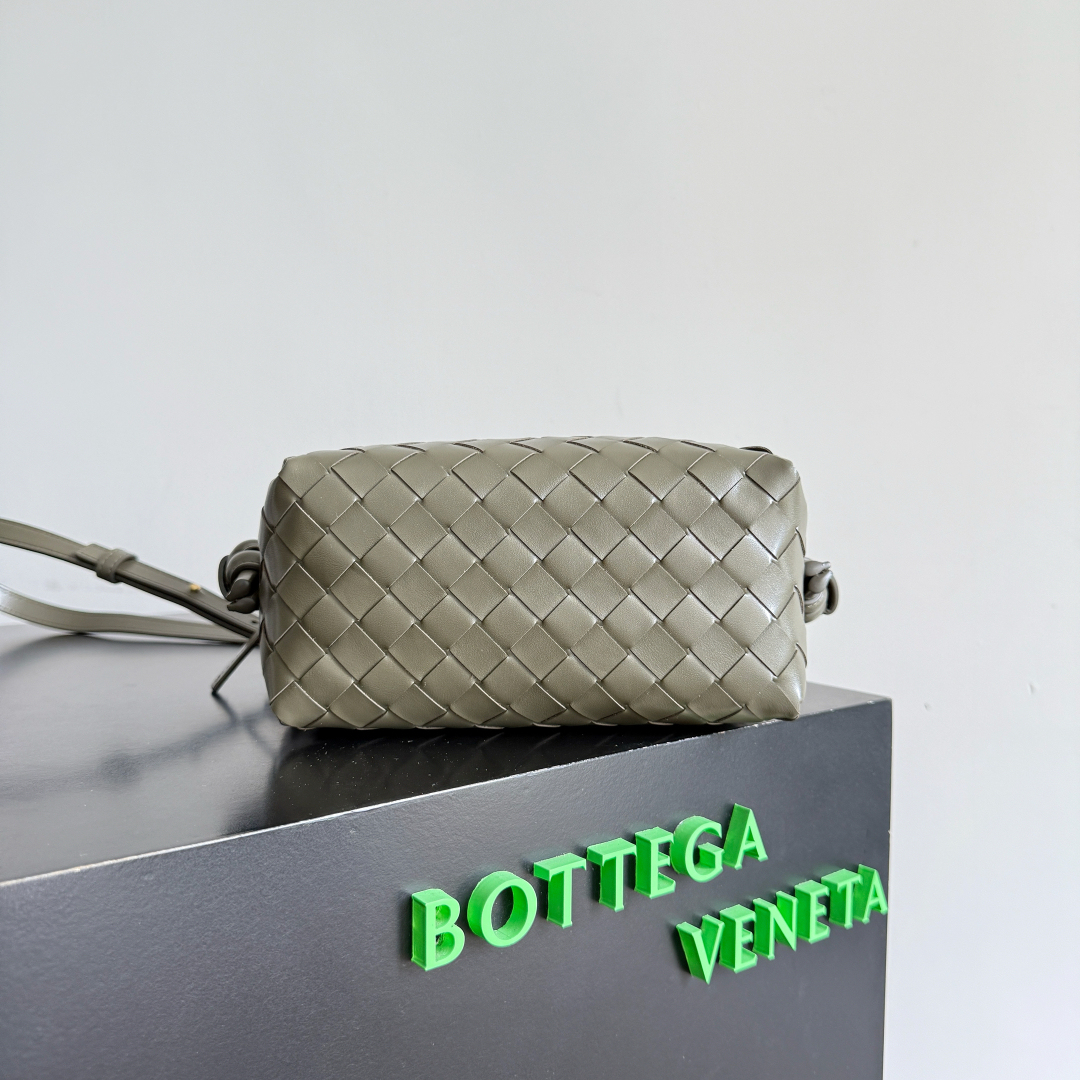 ボッテガ・ヴェネタ「Bottega Veneta」Loop ミニバッグ